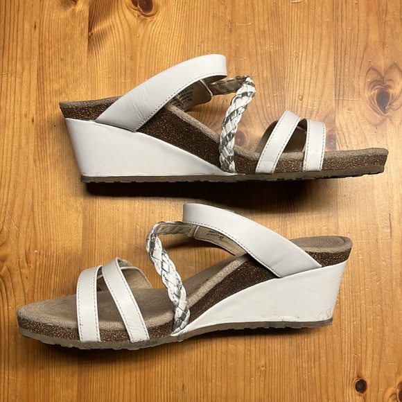 Aetrex white and silver wedges - Picture 3 of 5